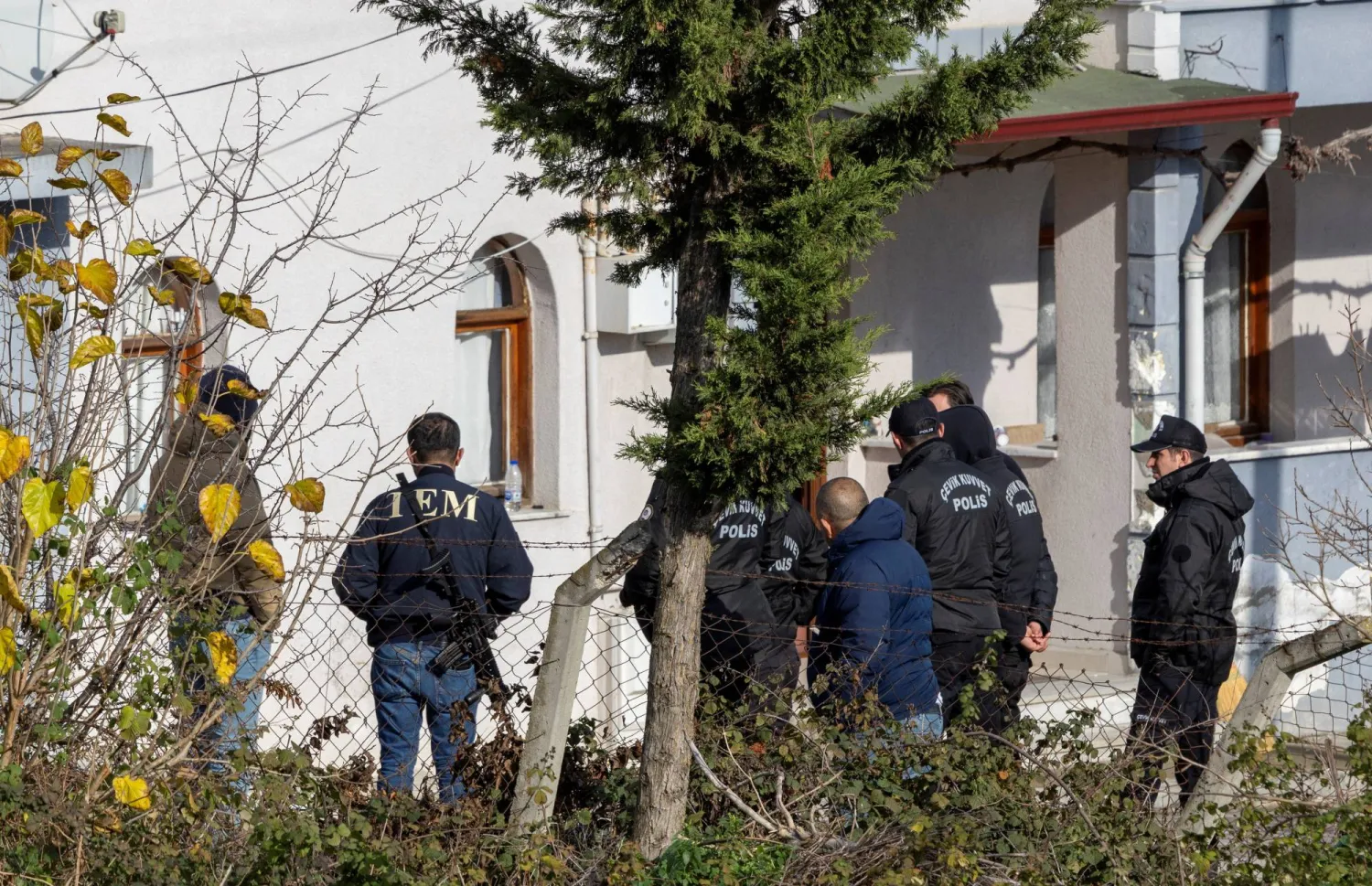 عناصر من الشرطة التركية خلال مداهمات (رويترز)
