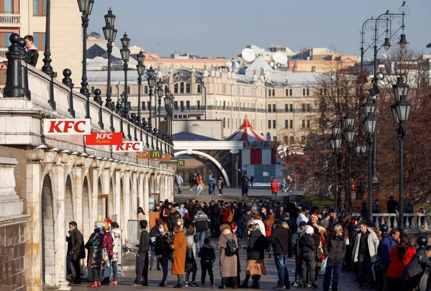 يقف العملاء في طوابير خارج المطاعم لتسلُّم طلبات الوجبات الجاهزة في موسكو (أرشيفية - رويترز)