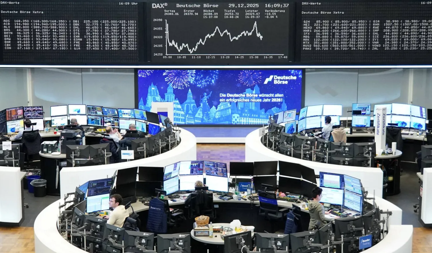 رسم بياني لمؤشر أسهم «داكس» الألماني في بورصة الأوراق المالية في فرنكفورت (رويترز)