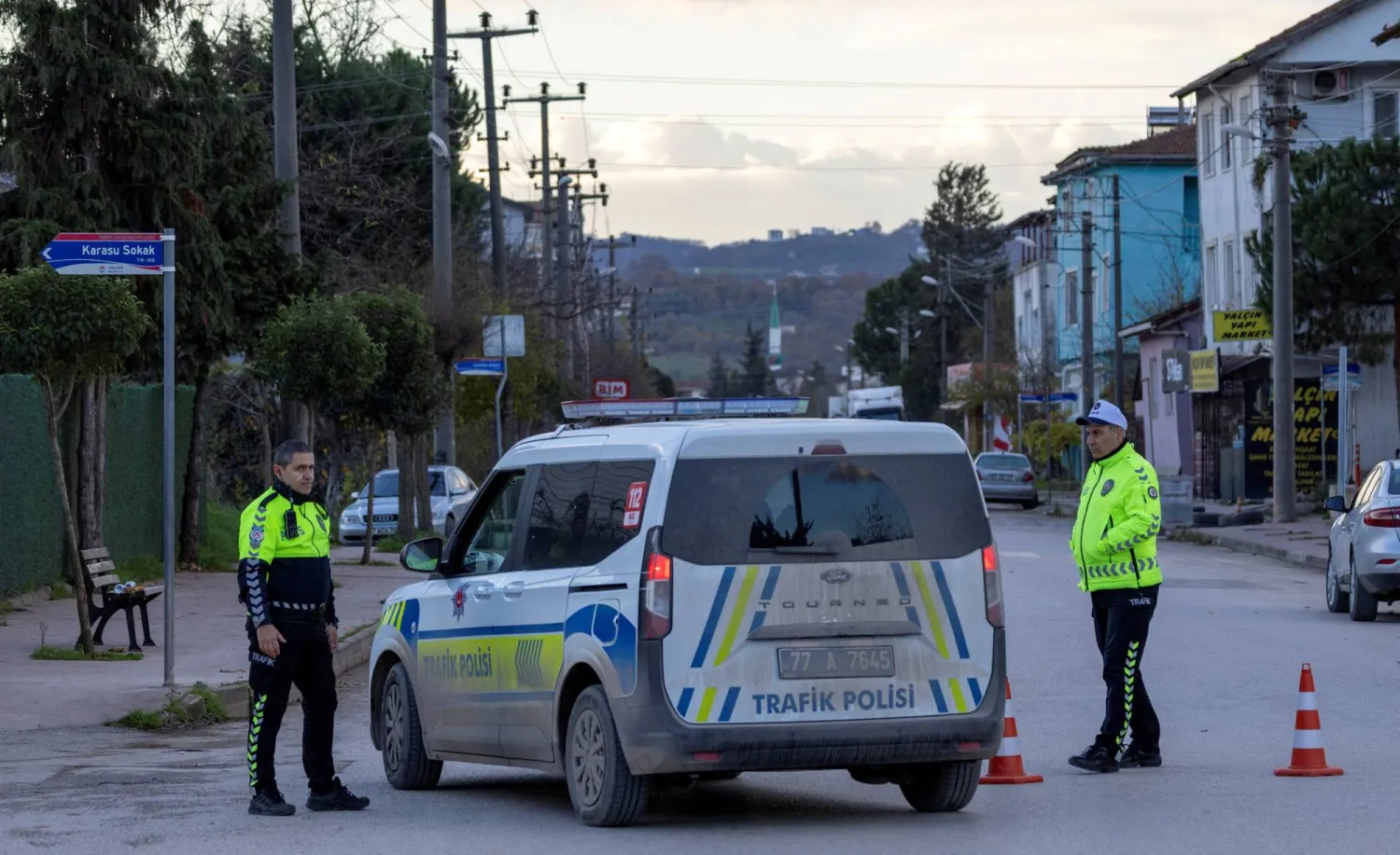Police officers block a road leading to a site where Turkish police launched an operation on a house believed to contain suspected ISIS militants, and where, according to state media, seven officers were wounded in a clash, in Yalova province, Türkiye, December 29, 2025. REUTERS/Umit Bektas