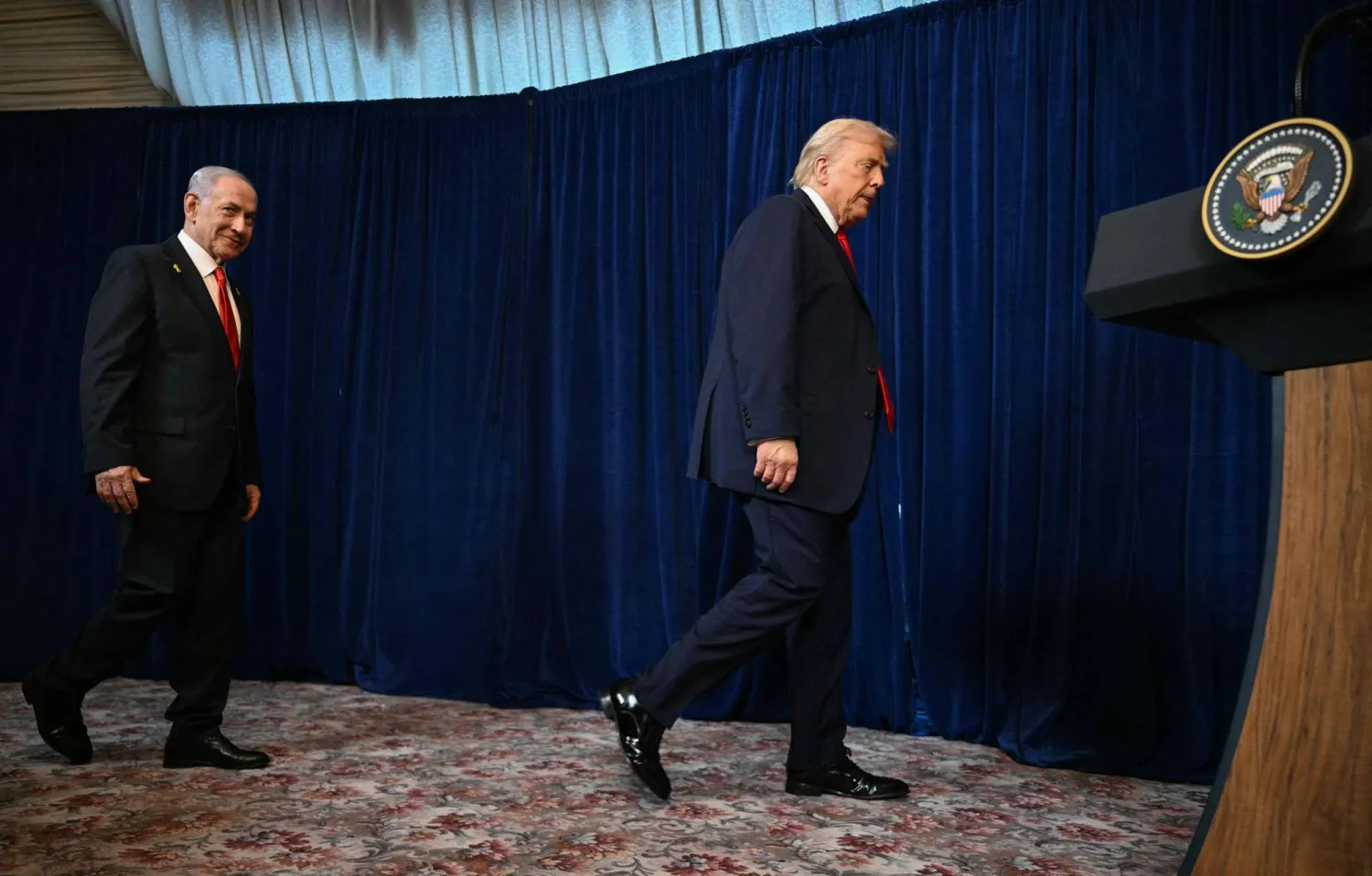 ترمب ونتنياهو على هامش مؤتمر صحافي مشترك في منتجع مارالاغو بولاية فلوريدا (أ.ف.ب)