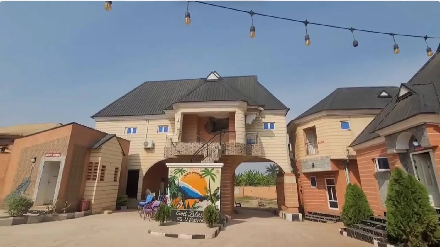 لقطات متداولة لواجهة الفندق بعد القصف الأميركي (تواصل اجتماعي)