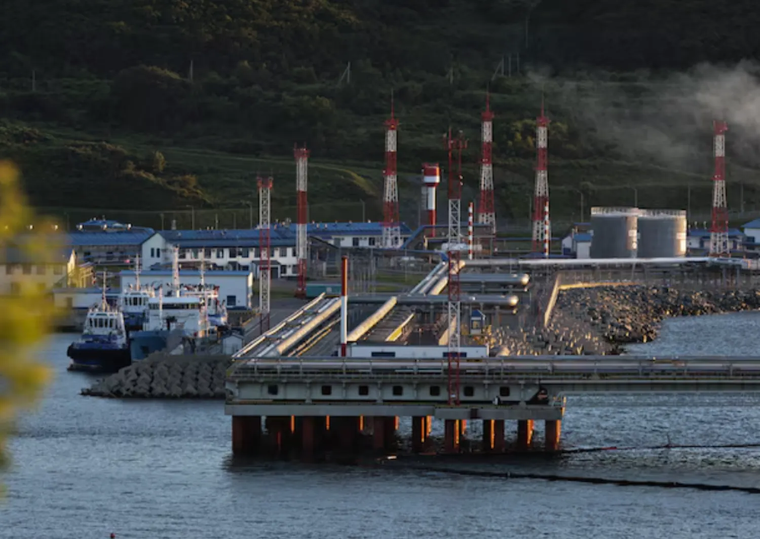 A view shows the crude oil terminal Kozmino on the shore of Nakhodka Bay near the port city of Nakhodka, Russia August 12, 2022. REUTERS/Tatiana Meel 