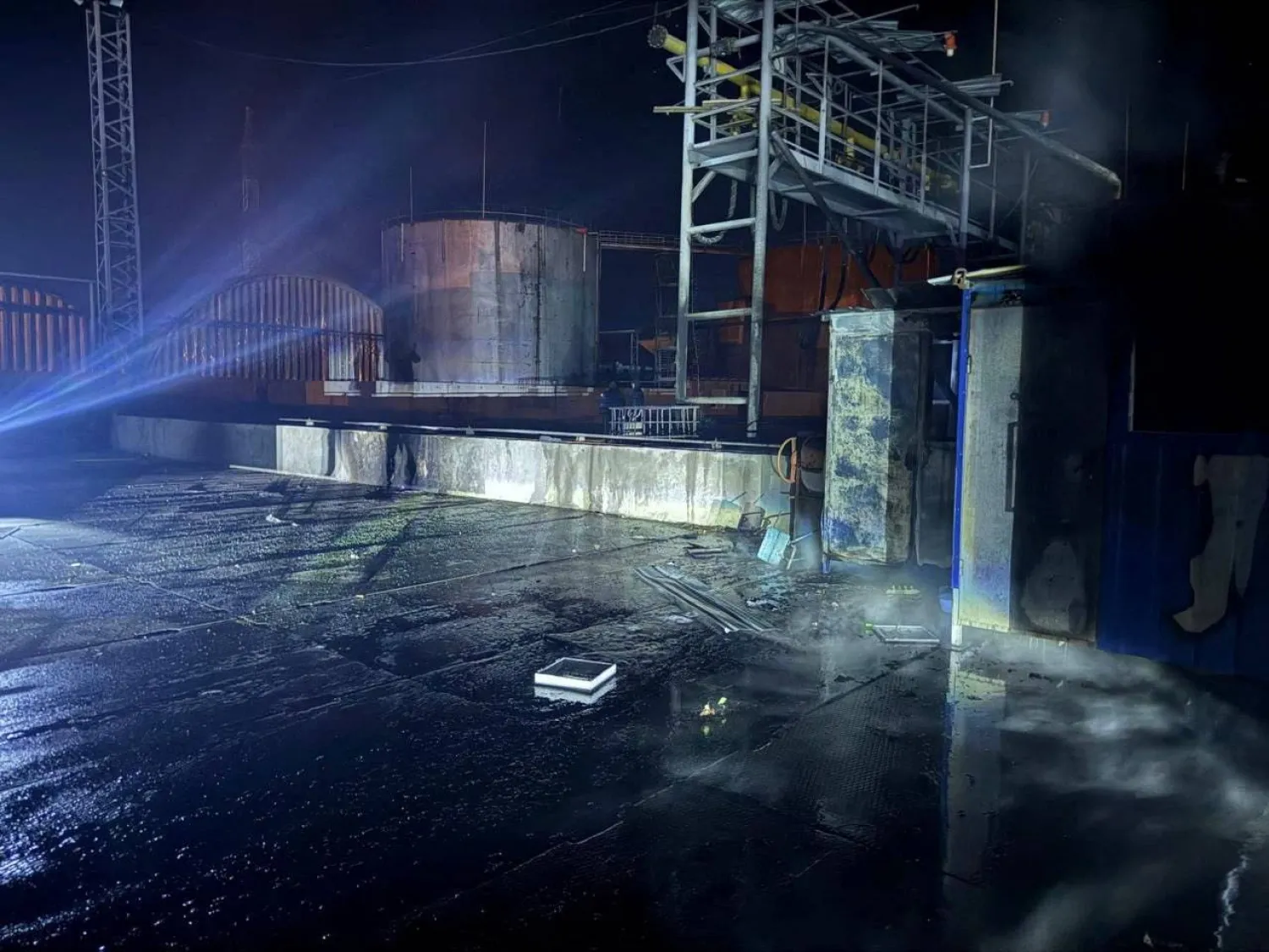 يتصاعد الدخان فوق مجمع ميناء تضرر جراء غارات جوية روسية بطائرات مسيرة خلال الليل في خضم الهجوم الروسي على أوكرانيا في منطقة أوديسا (رويترز)