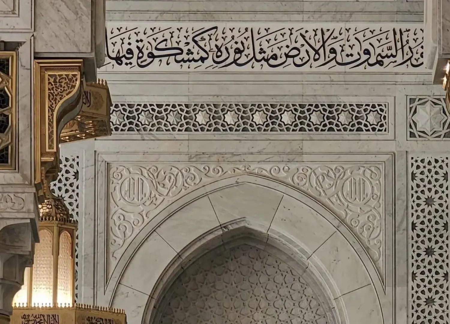 Arabic calligraphy adorns wrcades, Walls of the Grand Mosque of Makkah - SPA