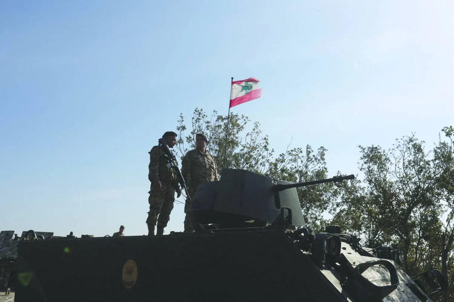 جنود لبنانيون في قرية علما الشعب الحدودية الجنوبية (رويترز)