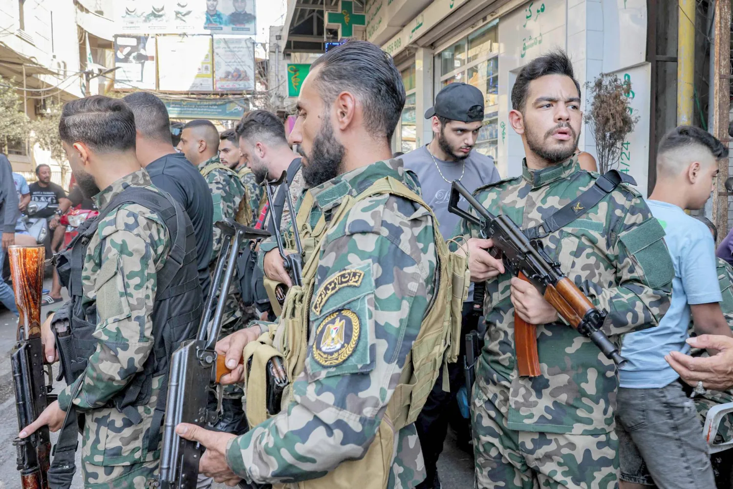 أفراد أمن فلسطينيون ينتشرون في مخيم برج البراجنة للاجئين الفلسطينيين جنوب بيروت خلال تسليم السلاح للجيش اللبناني في شهر أغسطس الماضي (أ.ف.ب)