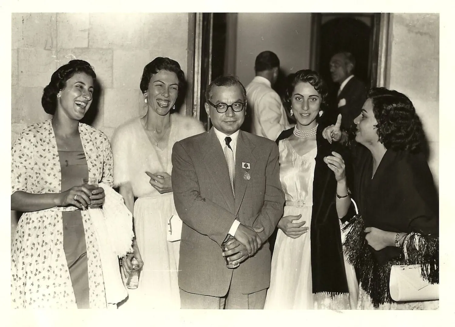 صبري الشريف بجانبه فيروز وسيدات «مهرجانات بعلبك» 1956 (أرشيف الشريف)