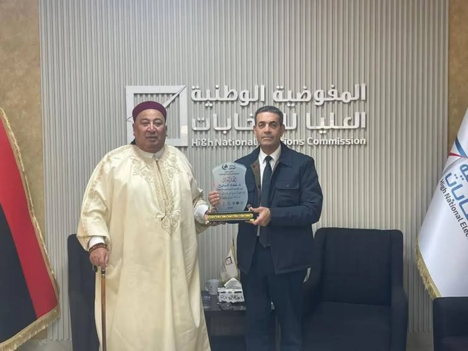 صورة وزعتها مفوضية الانتخابات للقاء رئيسها السايح مع البرعصي