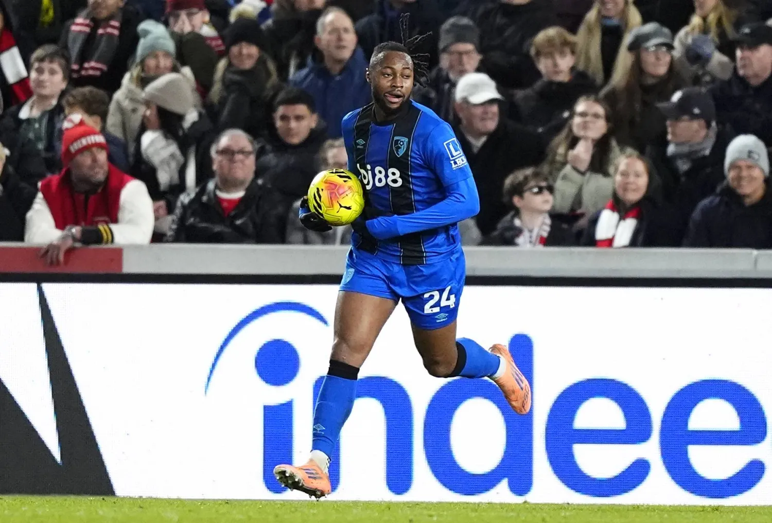 الغاني أنتوني سيمينيو لاعب بورنموث يقترب من مان سيتي (د.ب.أ)