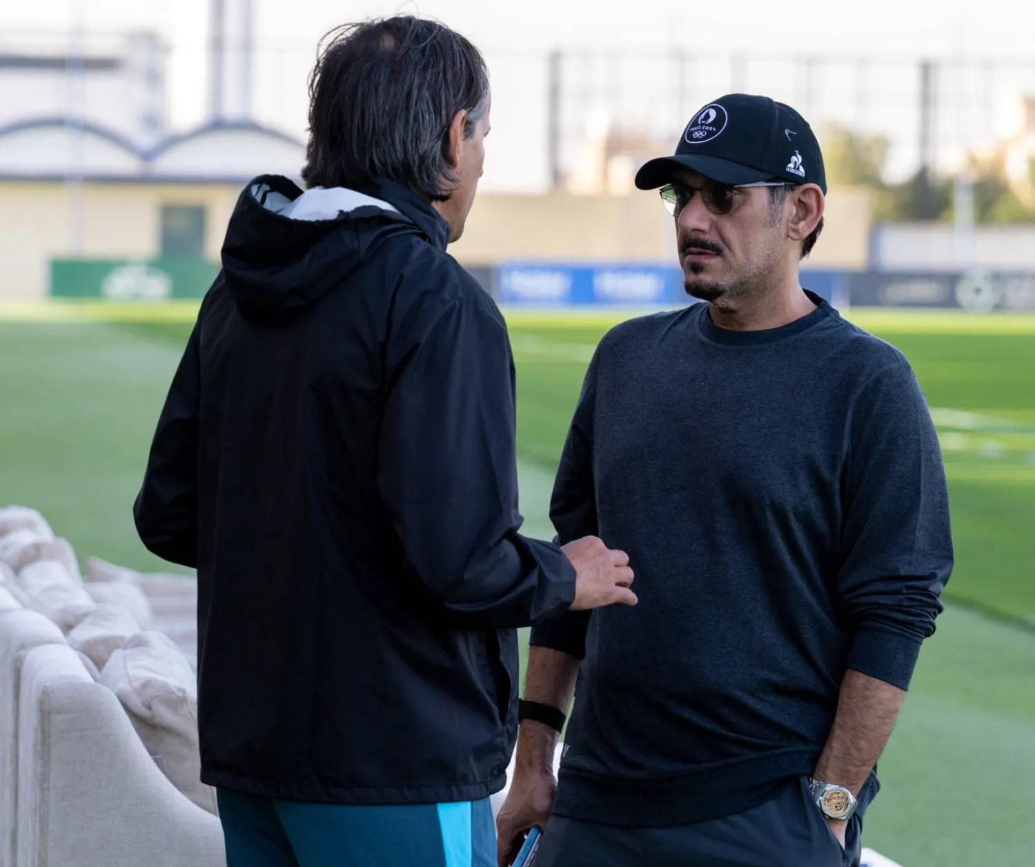 الأمير نواف بن سعد رئيس الهلال في نقاش مع إنزاغي قبل التدريبات الأخيرة (موقع النادي)