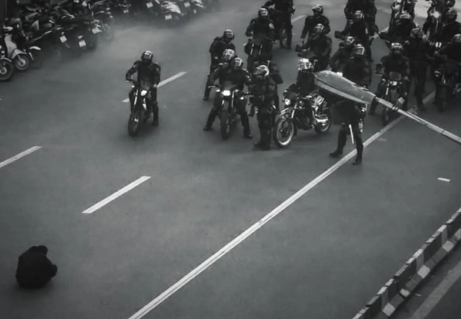 صورة نشرها حساب الخارجية الأميركية الناطق بالفارسية تُظهر انتشار قوات مكافحة الشغب الإيرانية وسط طهران