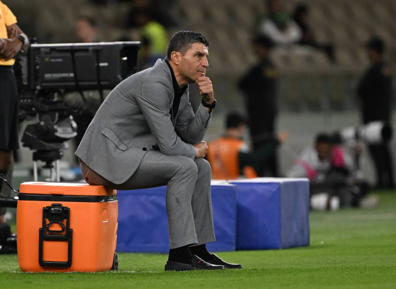 بيدرو إيمانويل مدرب فريق الفيحاء (تصوير: علي خمج)