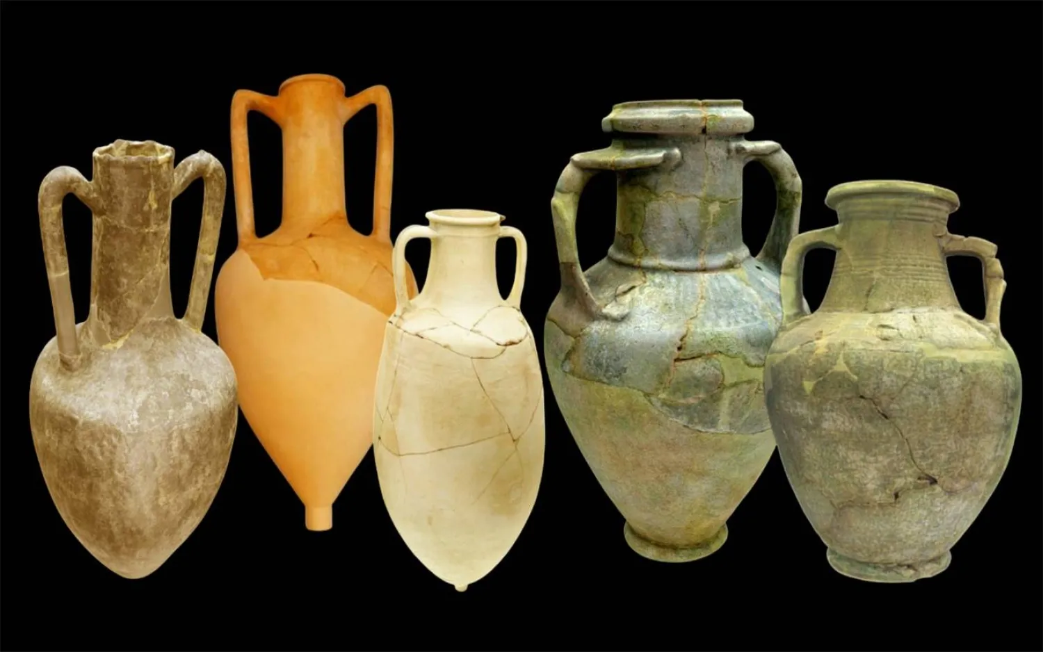 قطع خزفية من موقع مليحة بالشارقة منها زهريتان من الفخار المزجّج