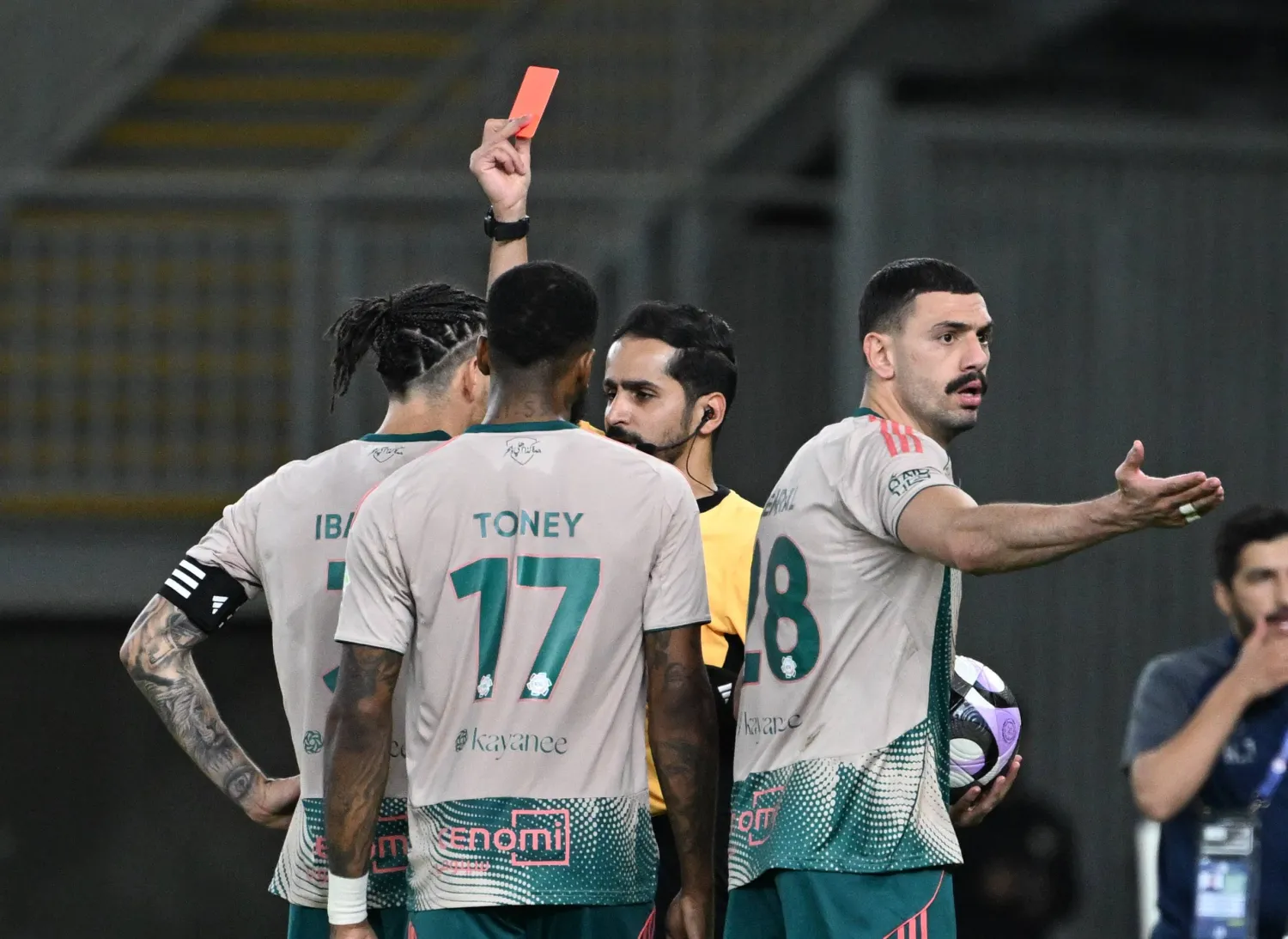 إيبانيز لحظة حصوله على بطاقة حمراء (تصوير: علي خمج) 