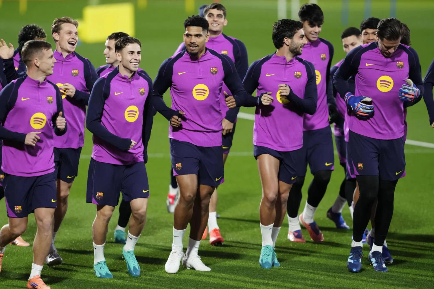 برشلونة يستعد لمواجهة إسبانيول في قمة كتالونيا (إ.ب.أ)