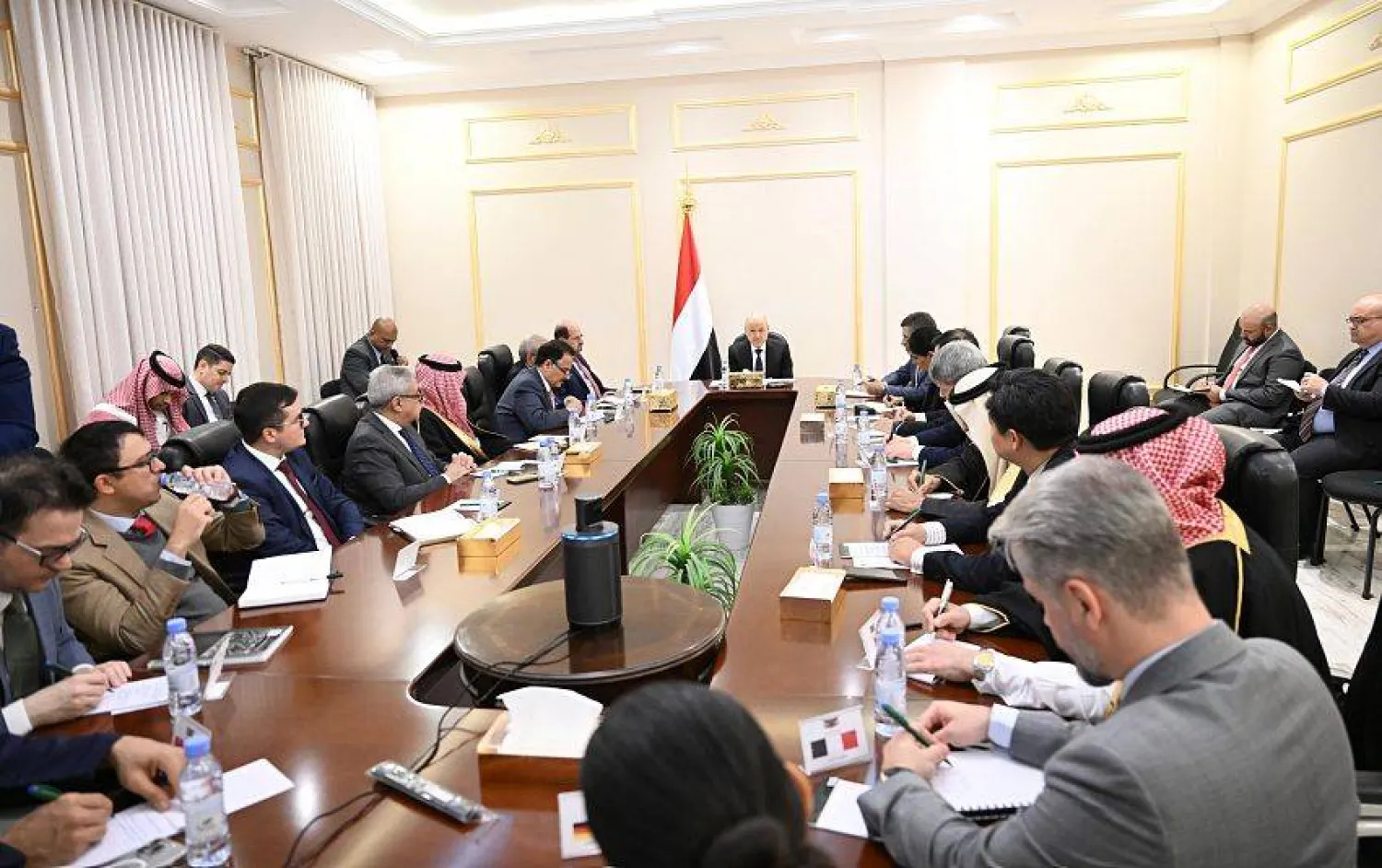 اجتماع العليمي مع سفراء الدول الراعية للعملية السياسية في اليمن (سبأ)