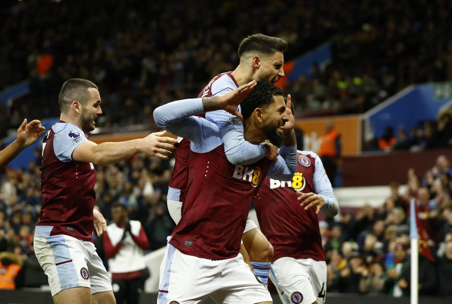 لاعبو أستون فيلا يحتفلون بأحد أهدافهم في الدوري (رويترز)