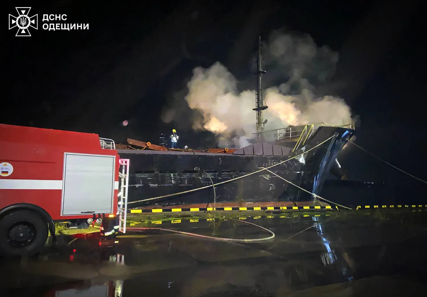 أرشيفي لرجال الإنقاذ الأوكرانيون يعملون في موقع غارة روسية استهدفت بنية تحتية لميناء في منطقة أوديسا (إ.ب.أ)