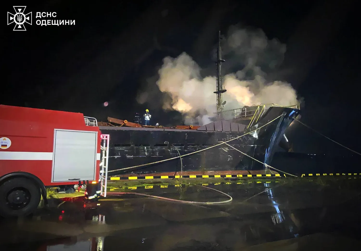 Odessa bölgesindeki liman altyapısını hedef alan Rus hava saldırısının ardından olay yerinde çalışan Ukraynalı kurtarma ekiplerine ait arşivim (EPA)