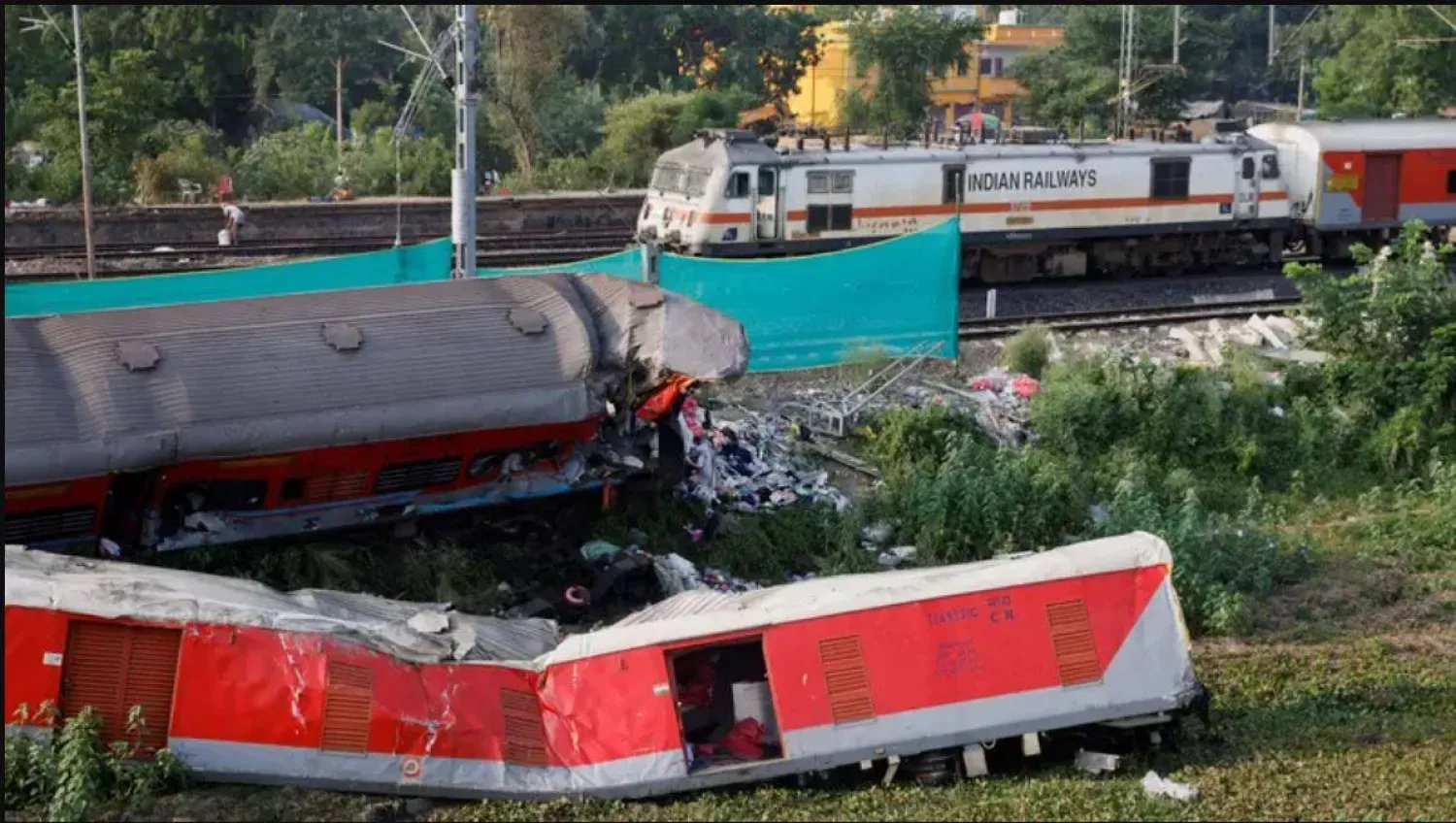 Hindistan'ın doğu Odisha eyaletinin Balasore bölgesinde meydana gelen tren kazasının ardından olay yeri incelemesi, 5 Haziran 2023 (Reuters)
