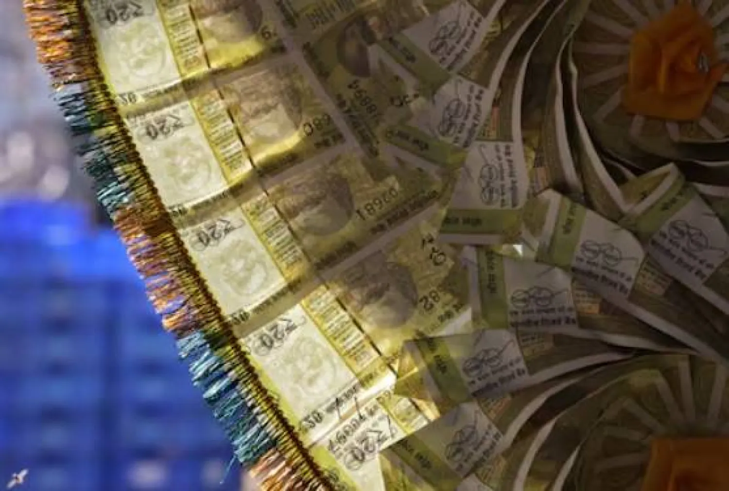 عقد من العملات الهندية معروض عند كاونتر صرف الأموال في الأحياء القديمة بدلهي (رويترز)
