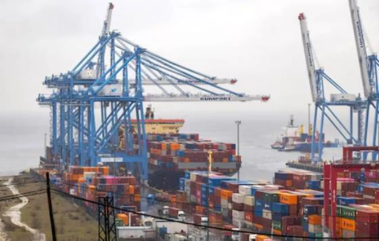 سفينة حاويات في ميناء أمبارلي بإسطنبول (رويترز)