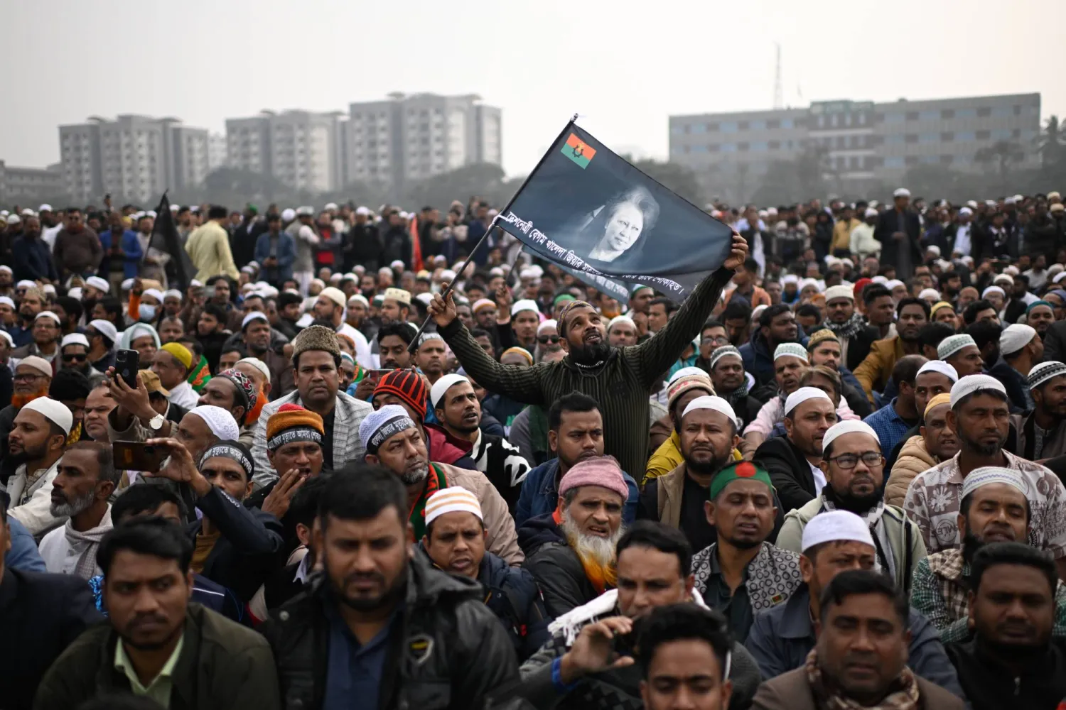 حشود تشارك في جنازة خالدة ضياء (أ.ب)