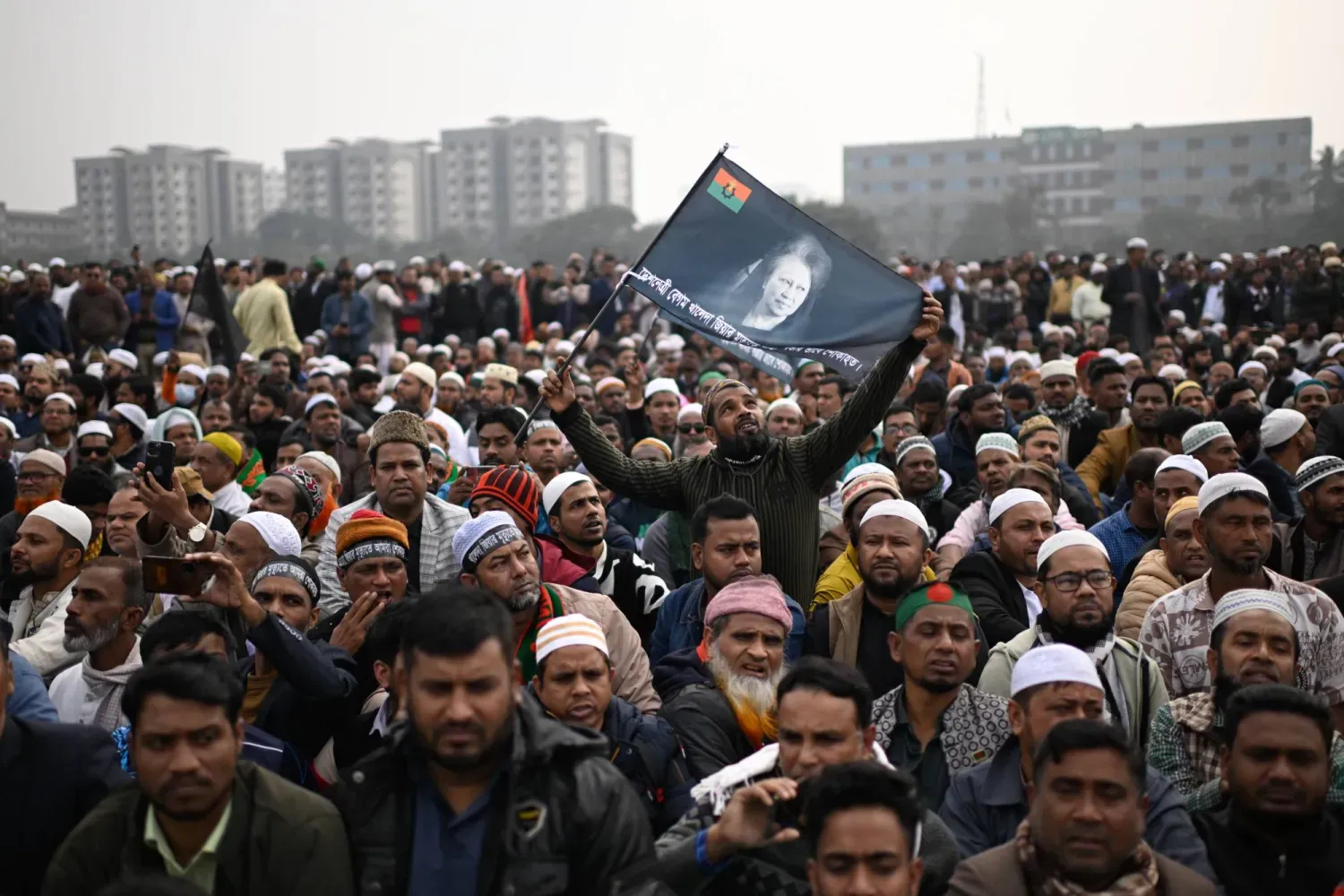 Halide Ziya'nın cenaze törenine katılan Bangladeşliler (AP)