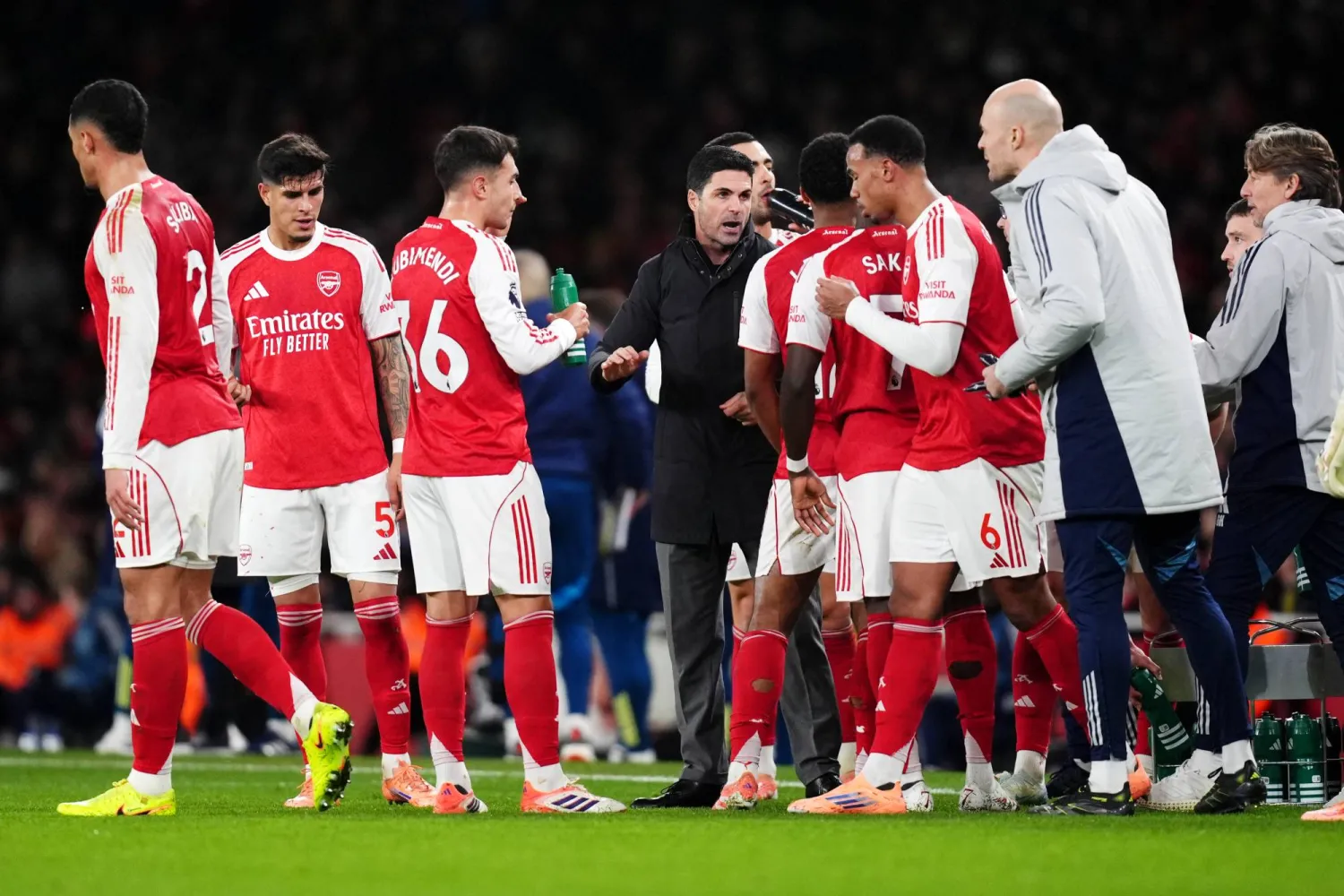 أرتيتا يوجّه اللاعبين (د.ب.أ)