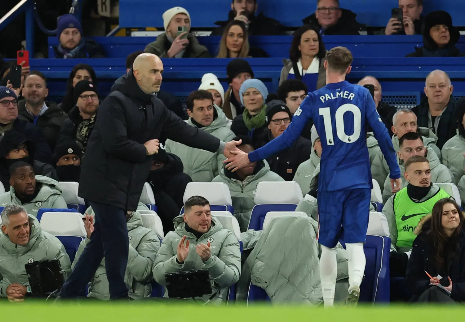 Football - Premier League - Chelsea v AFC Bournemouth - Stamford Bridge, London, Britain - December 30, 2025 Chelsea's Cole Palmer shakes hands with manager Enzo Maresca after being substituted. (Action Images via Reuters)