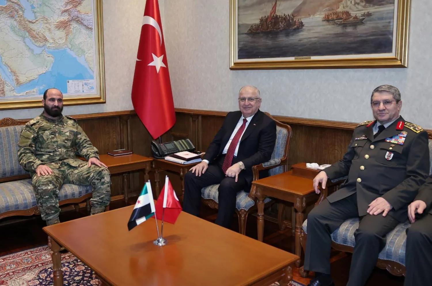وزير الدفاع التركي، يشار غولر، خلال استقباله رئيس الأركان السوري على نور الدين النعسان، بحضور رئيس الأركان التركي سلجوق بيرقدار أوغلو في أنقرة في 30 ديسمبر (الدفاع التركية)