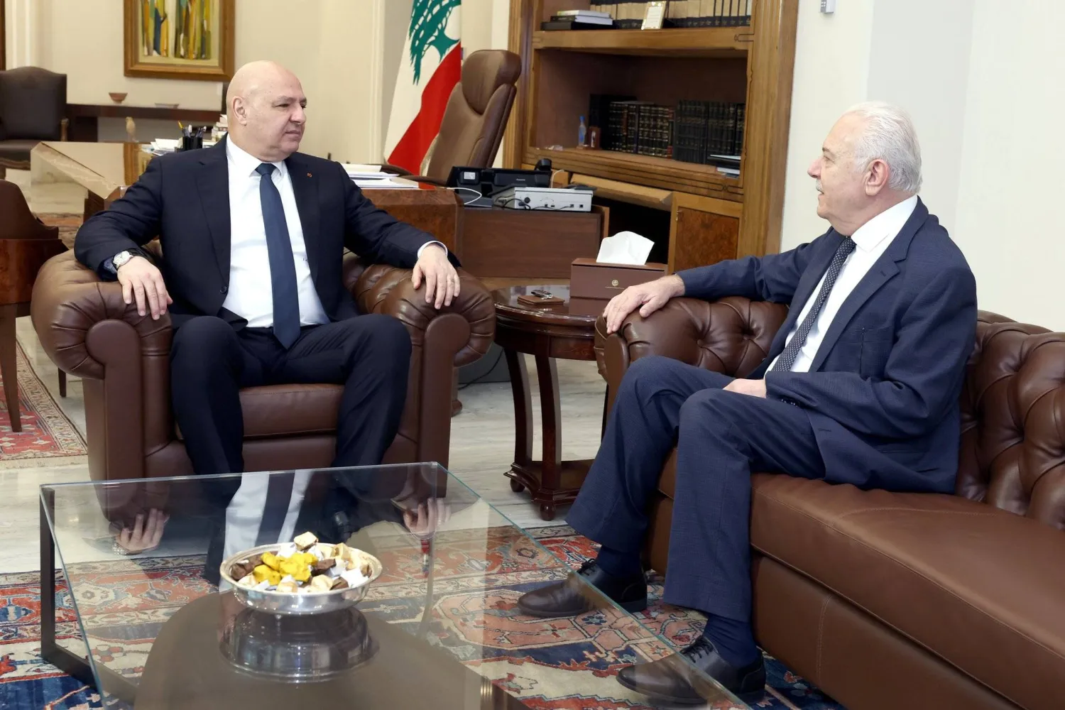 الرئيس جوزيف عون مستقبلاً رئيس مجلس القضاء الأعلى القاضي سهيل عبود (الرئاسة اللبنانية)