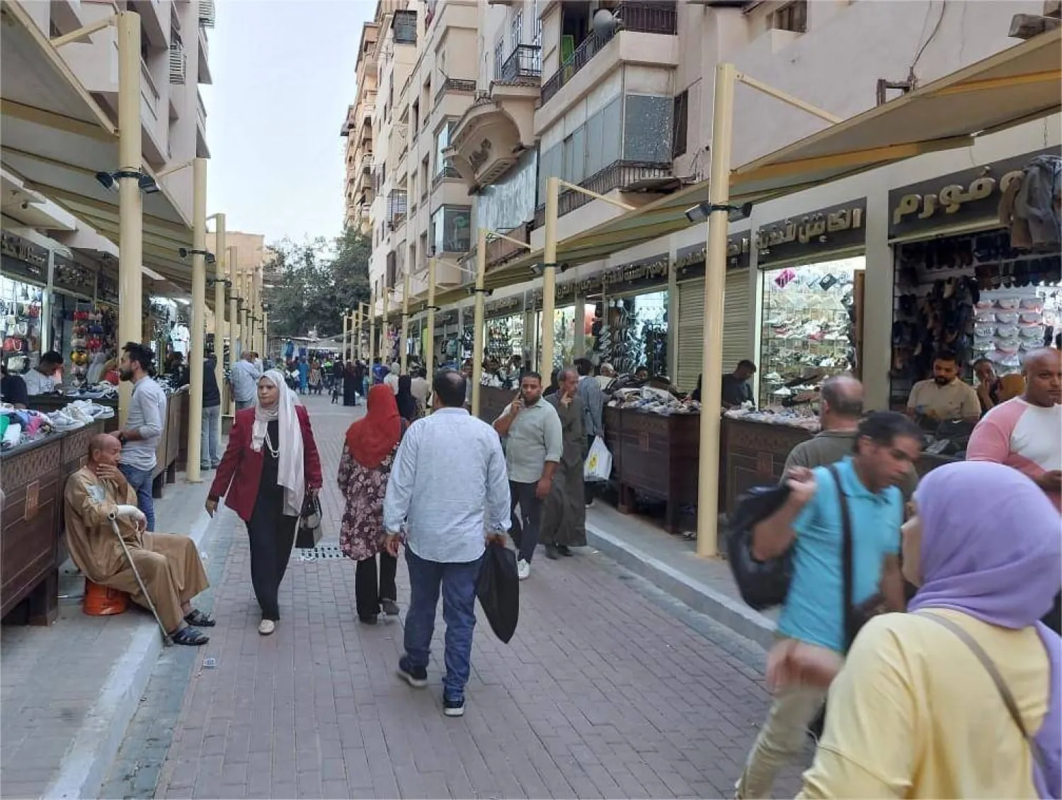 مصريون في سوق العتبة الشعبي بوسط القاهرة (تصوير الشرق الأوسط)