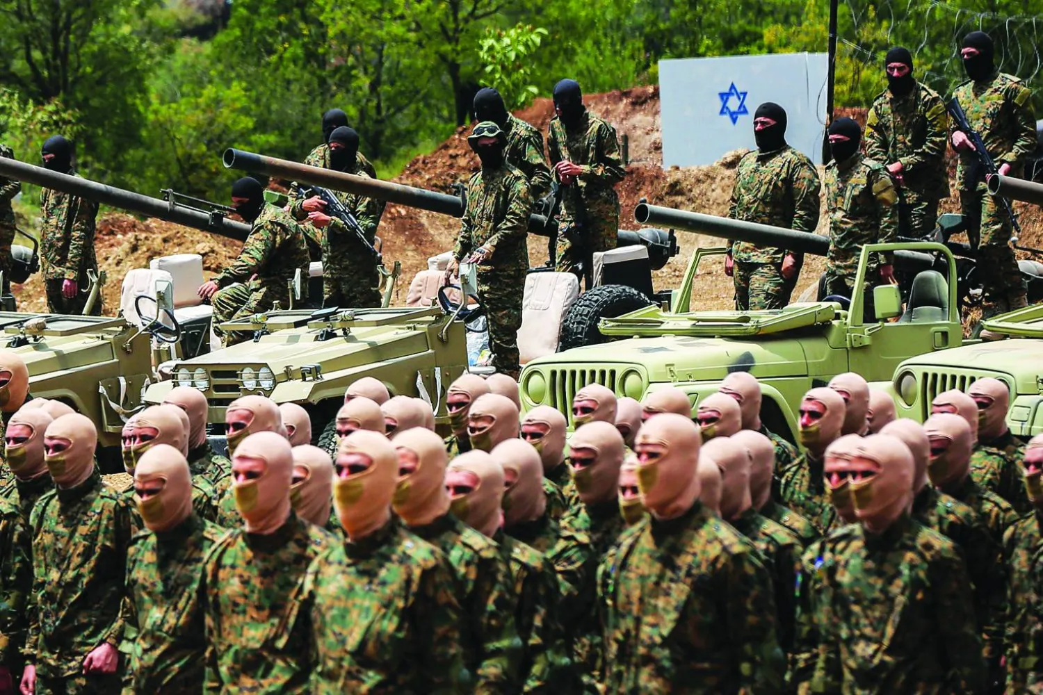 مقاتلو «حزب الله» يؤدون القسم خلال تدريب عسكري مُنظم في معسكر بقرية عرمتى جنوب لبنان (أرشيفية - د.ب.أ)