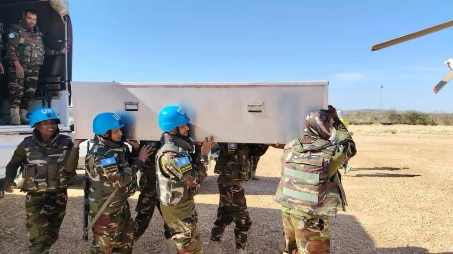 جنود بعثة «يونيسفا» ينقلون جثمان أحد الجنود القتلى (فيسبوك)