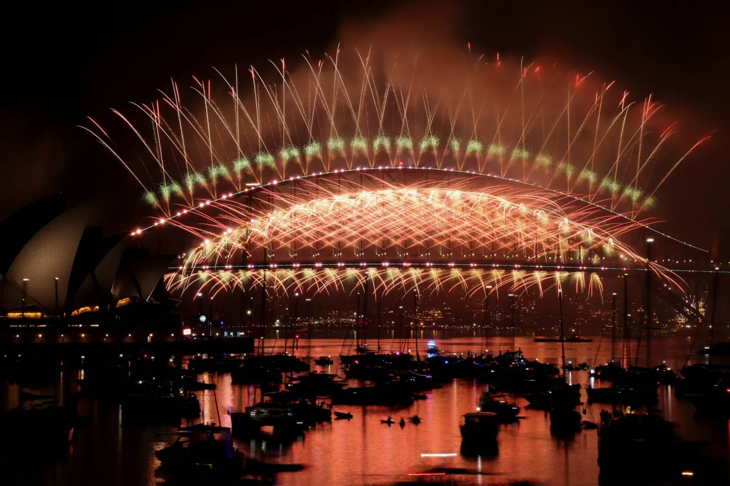 الألعاب النارية فوق جسر ميناء سيدني احتفالاً بالعام الجديد (رويترز)