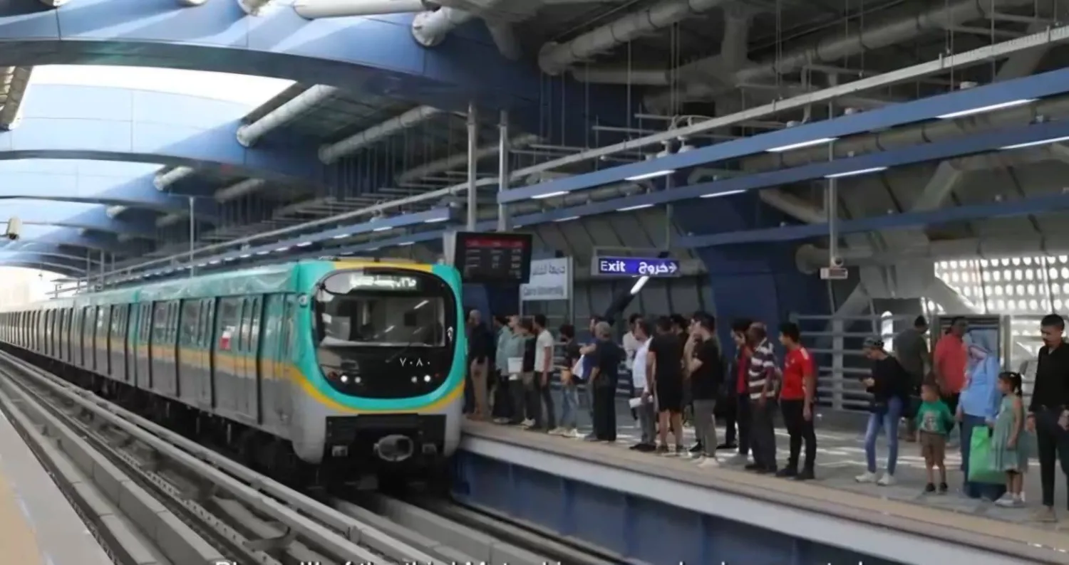 مواطنون ينتظرون قطار المترو في القاهرة (هيئة المترو)