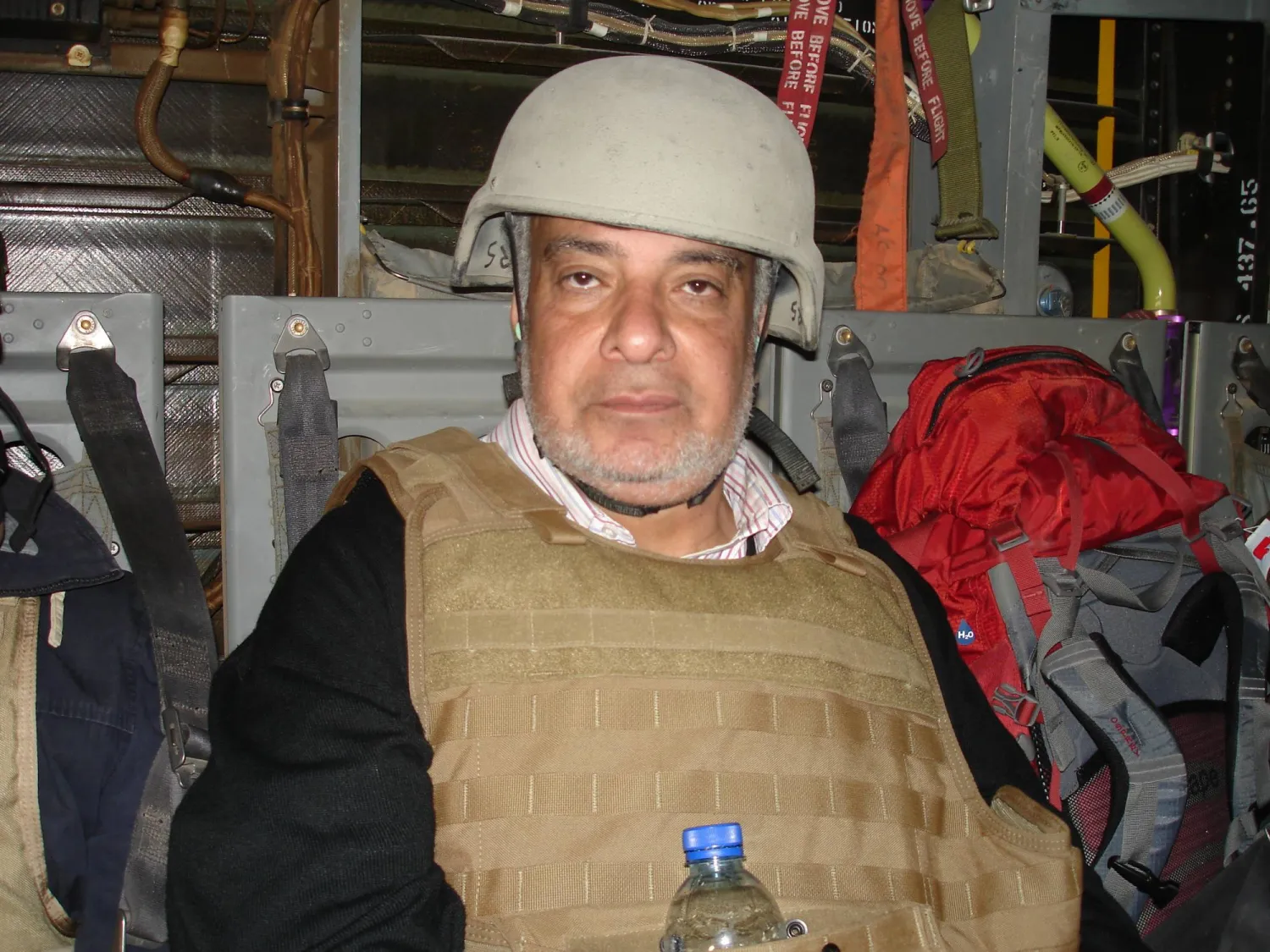 الراحل الأستاذ محمد الشافعي في طريقه إلى أفغانستان بطائرة عسكرية في إحدى رحلاته إلى هناك حيث أجرى مقابلات عدة (الشرق الأوسط)