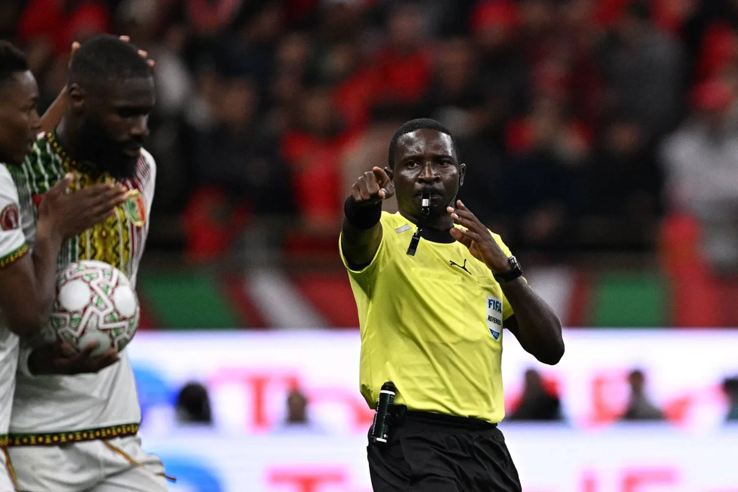 حكام كرة القدم خط أحمر بالنسبة إلى الاتحادات الكروية الدولية (أ.ف.ب)