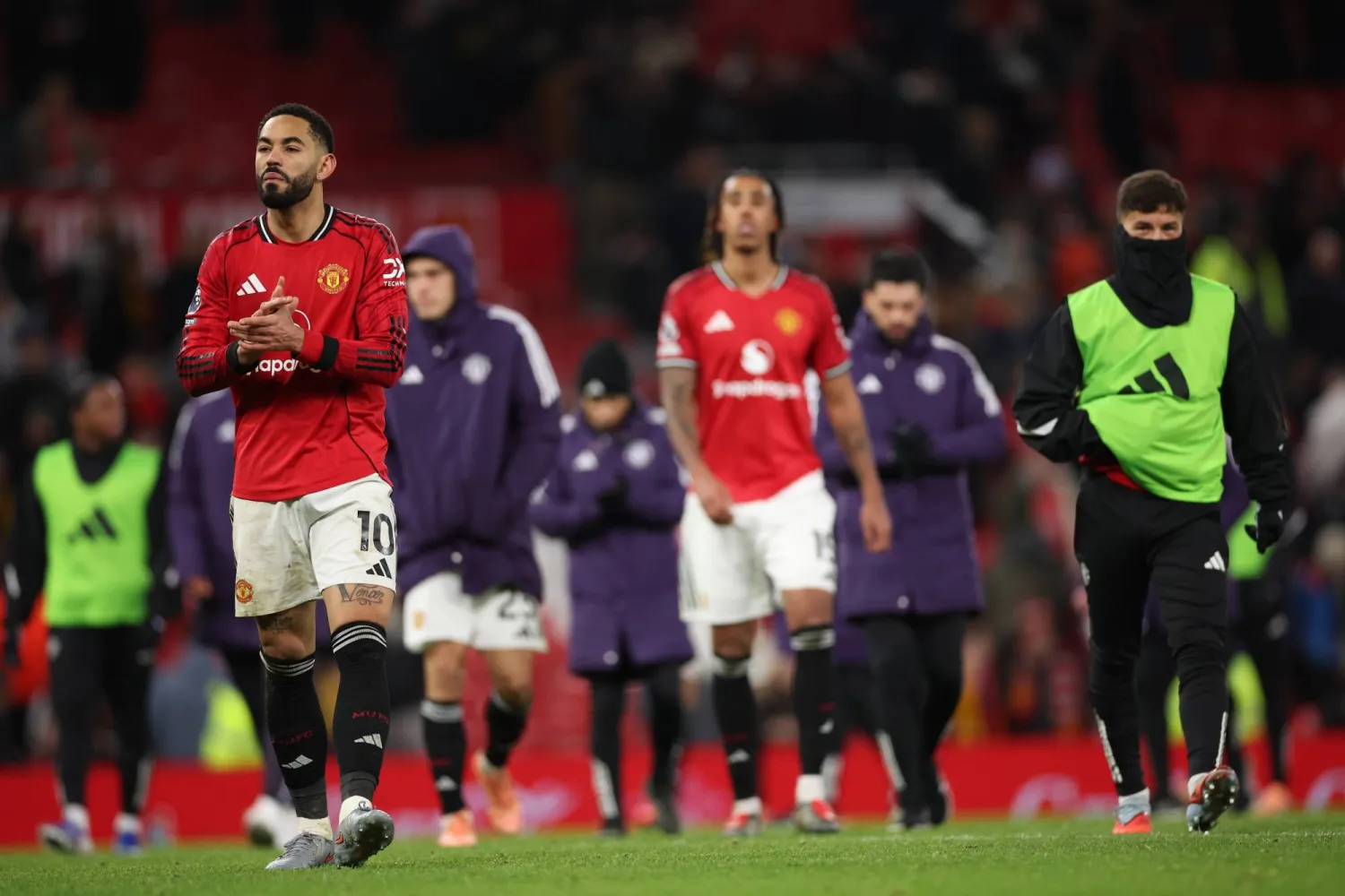 لاعبو مانشستر يونايتد بعد مباراتهم أمام وولفرهامبتون (إ.ب.أ)