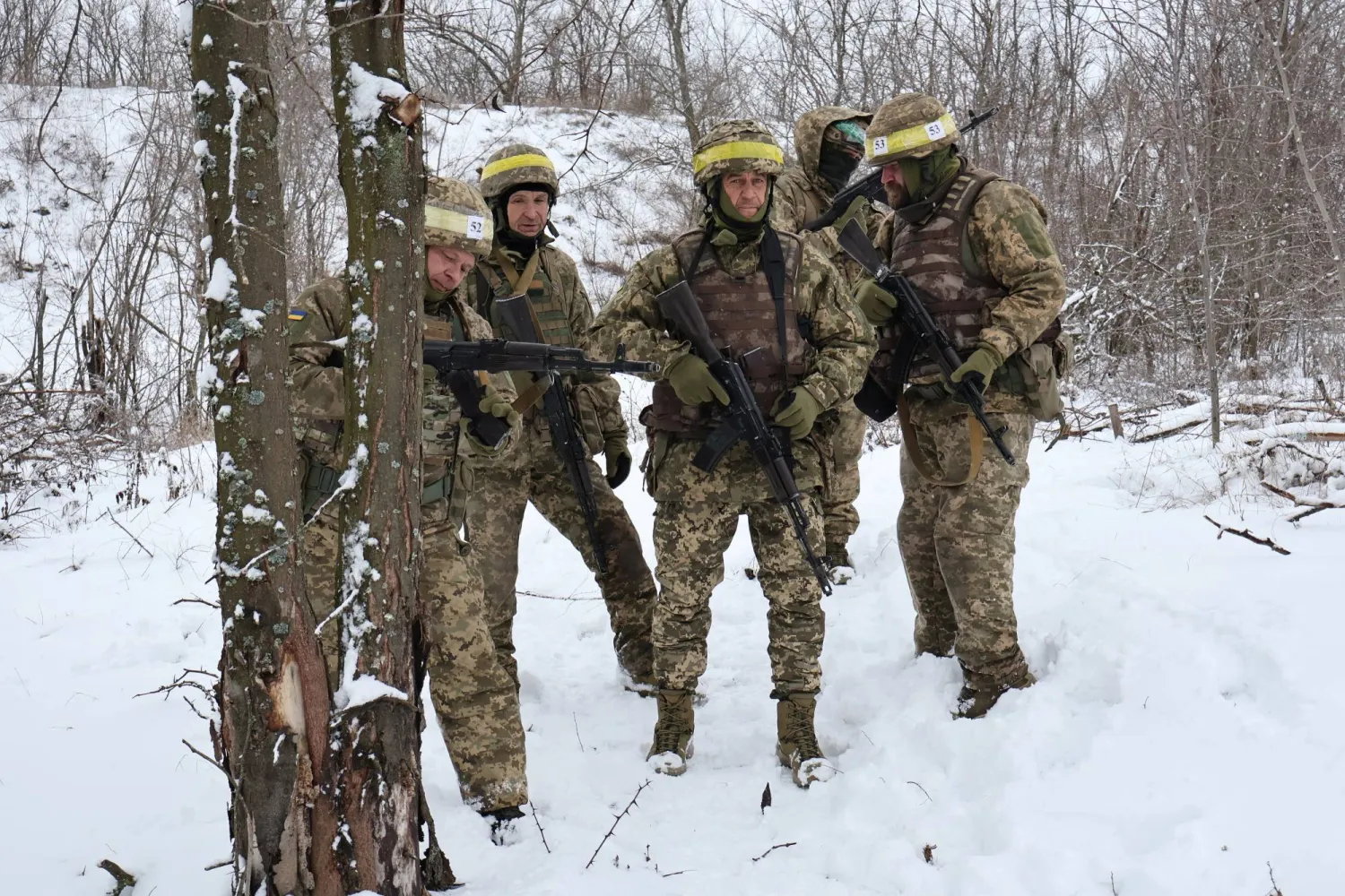 جنود أوكرانيون يحضرون تدريباً عسكرياً بالقرب من خط المواجهة وسط الهجوم الروسي في منطقة زابوروجيا (رويترز)