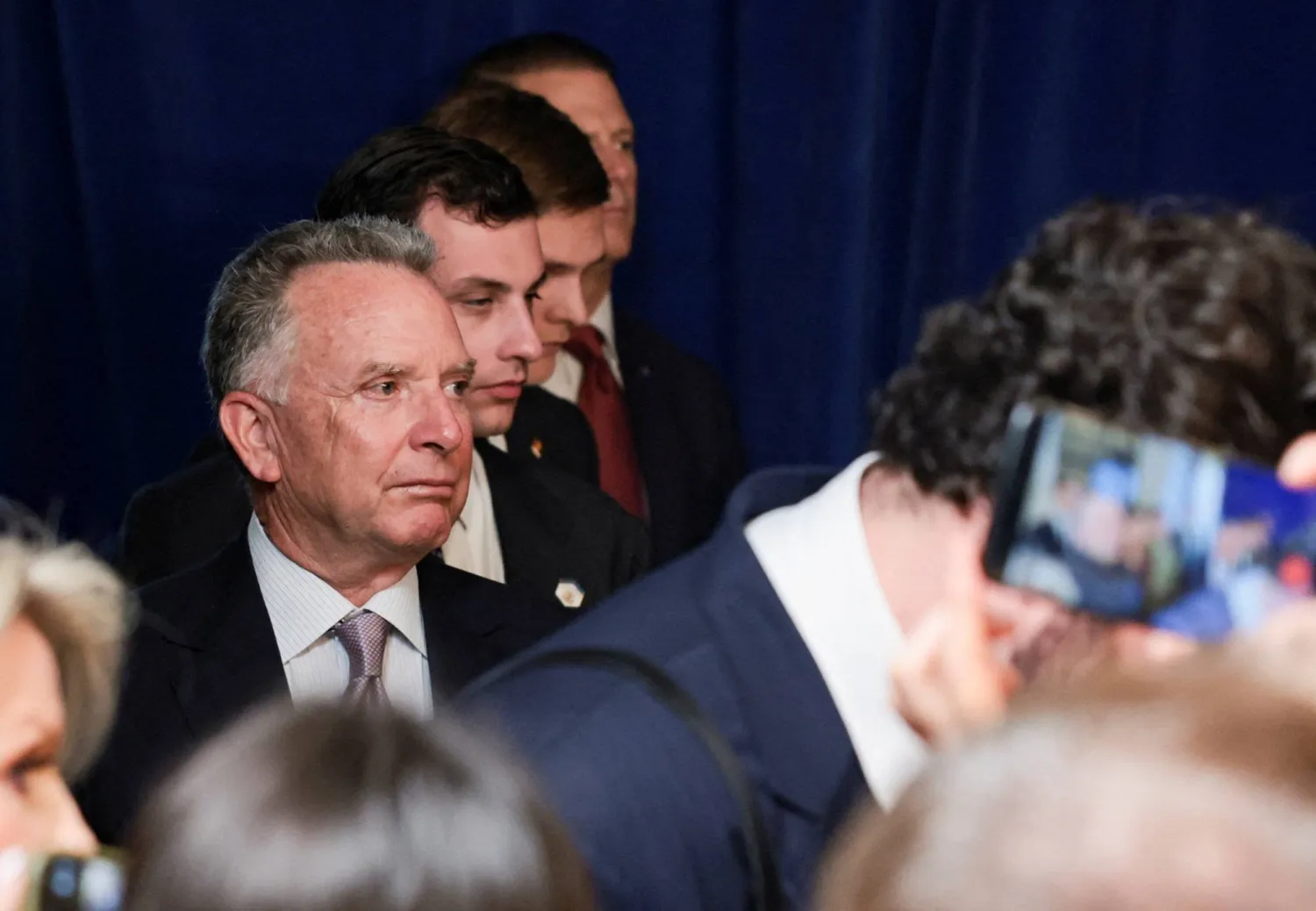 المبعوث الأميركي الخاص ستيف ويتكوف يظهر خلال مؤتمر صحافي عقده الرئيس الأميركي دونالد ترمب ونظيره الأوكراني فولوديمير زيلينسكي في فلوريدا (رويترز)