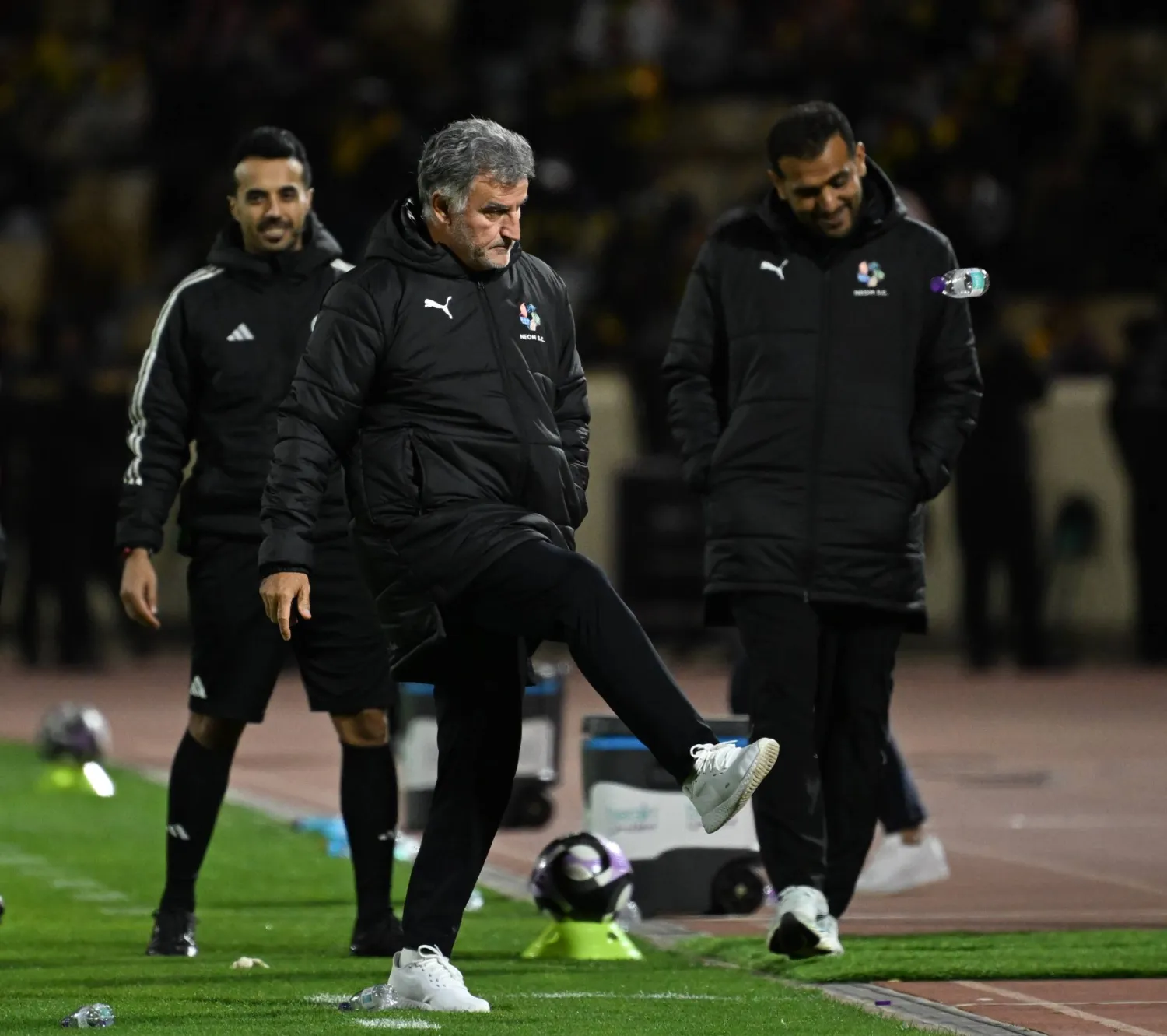 كريستوف غالتييه المدير الفني لفريق نيوم (تصوير: علي خمج)