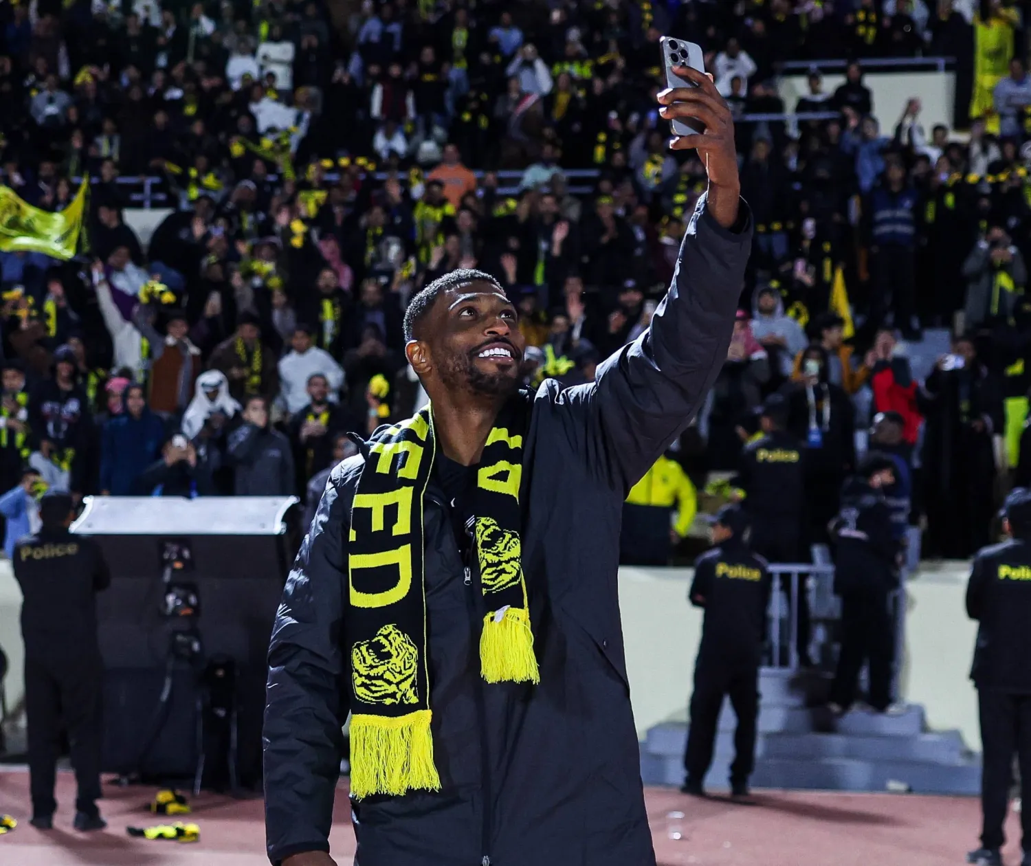 شراحيلي وسيلفي مع الجماهير الاتحادية بعد نهاية المباراة (موقع النادي)