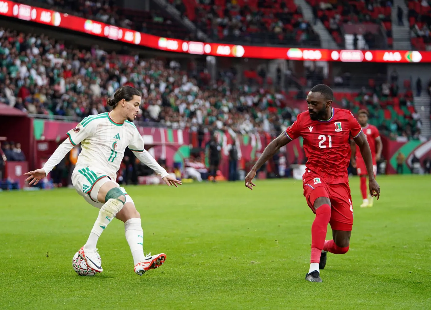 أنيس حاج خلال مباراة الجزائر أمام غينيا الاستوائية (رويترز)