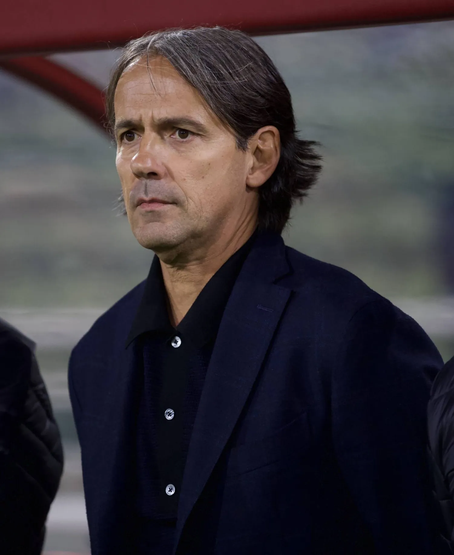 إنزاغي يتابع أداء لاعبيه خلال المواجهة (تصوير: نايف العتيبي)