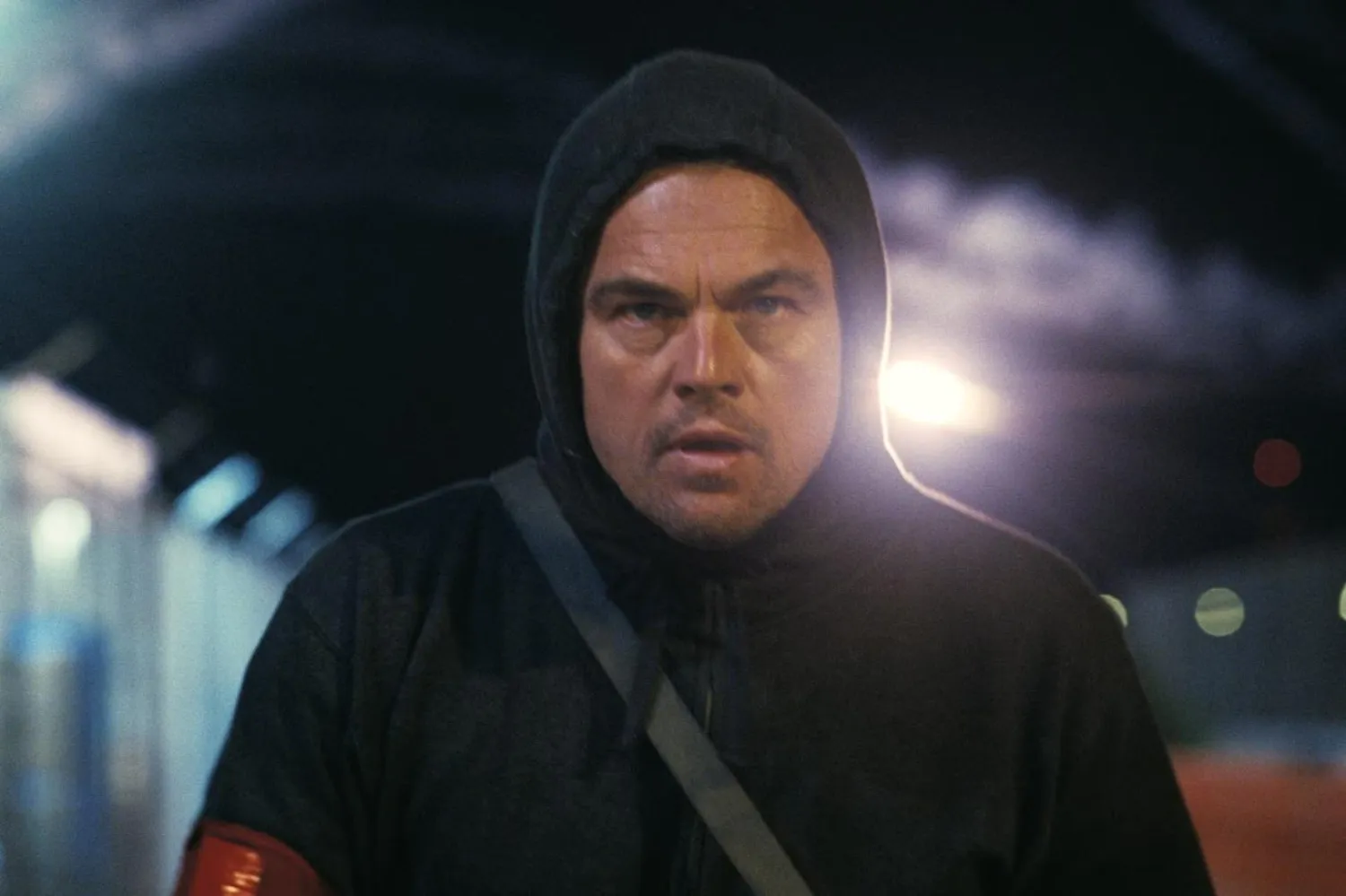 Thomas Pynchon'ın 1990 tarihli romanı Vineland'den serbestçe esinlenen Savaş Üstüne Savaş'ta, eski devrimci Bob Ferguson rolünde 51 yaşındaki Leonardo DiCaprio var (Warner Bros.)