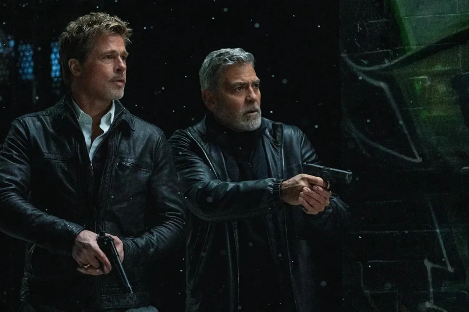 George Clooney (sağda) ve Brad Pitt'in (solda) oynadığı Yalnız Kurtlar (Wolfs) Apple TV'nin bugüne kadar en çok izlenen filmi olmuştu (Apple TV)