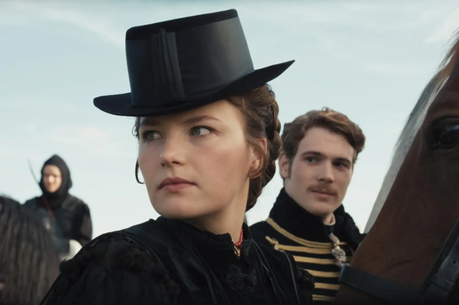 Türk bir baba ve Alman bir annenin çocuğu olan 27 yaşındaki Devrim Lingnau, The Empress'ta Bavyera Düşesi Elisabeth rolünde (Netflix)